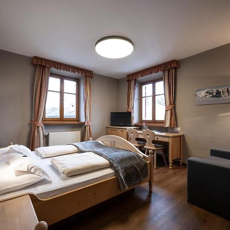 Hotel Zum Turm Кастелрото Екстериор снимка