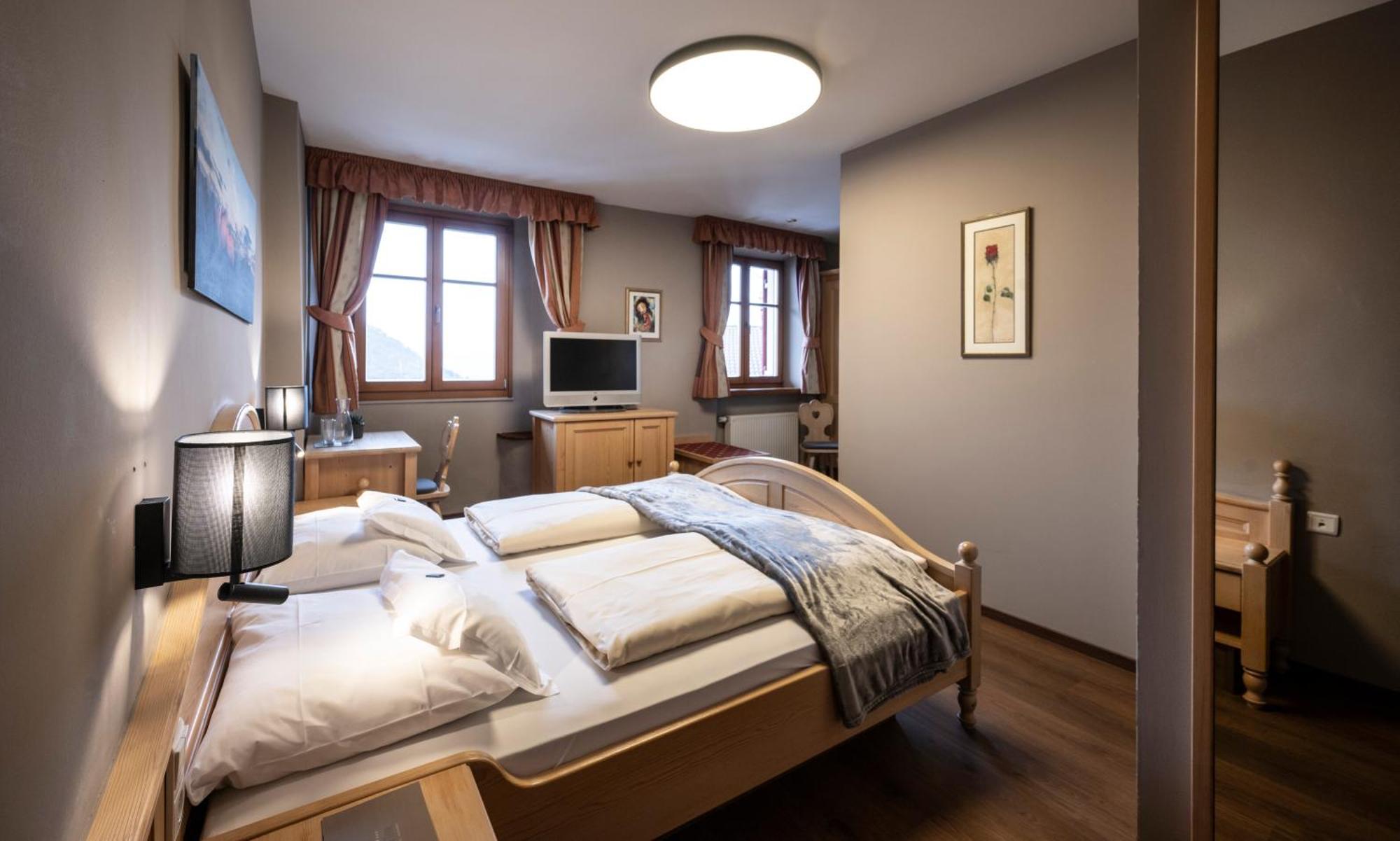 Hotel Zum Turm Кастелрото Екстериор снимка