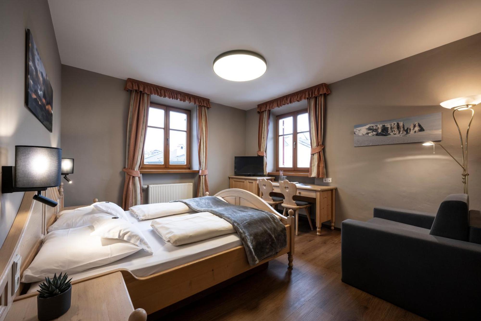 Hotel Zum Turm Кастелрото Екстериор снимка