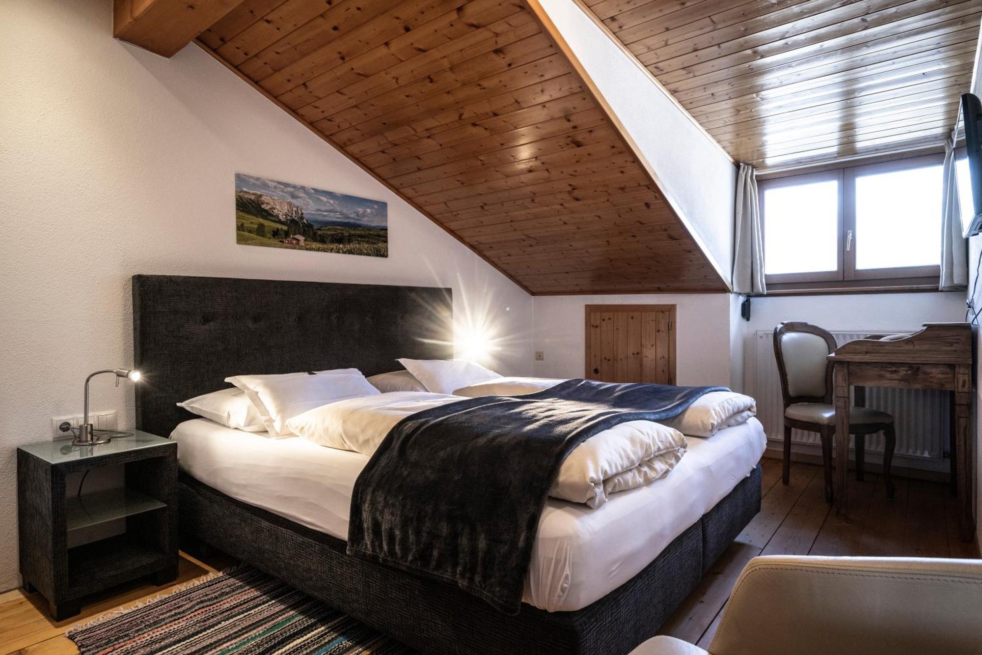 Hotel Zum Turm Кастелрото Екстериор снимка